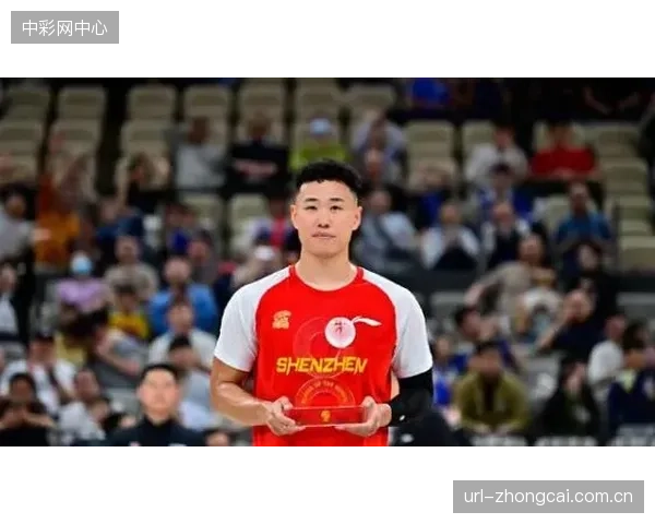 深圳队利用复杂的无球掩护战术,为核心射手贺希宁创造投篮空间。 深圳队利用复杂的无球掩护战术,为核心射手贺希宁创造投篮空间。